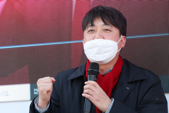 이준석 국민의힘 대표가 23일 강원 철원군 신철원사거리에서 윤석열 후보에 대한 지지를 주민들에게 호소하고 있다.<연합뉴스>